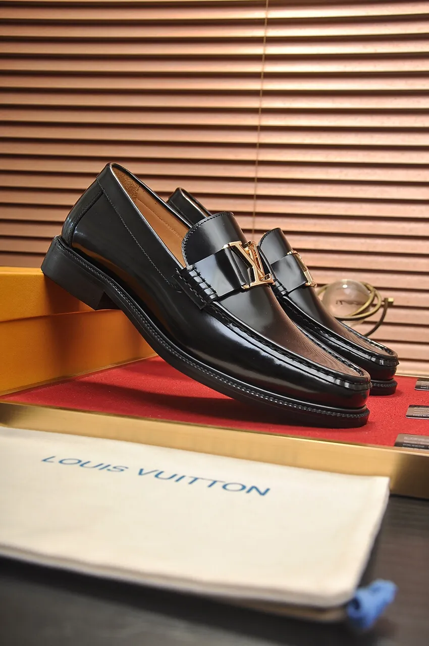 Men's men's shoes 💰560💶 [LV] (original single cowhide lining) 🍀LV's latest genuine leather business suit shoes are launched simultaneously on the official website. The first-layer cowhide imported from Italy is made of heavy gold, 💥1:1 rubber outsole from the official website. Versatile to wear, high-end without losing class, and the color combination is extraordinary. This four-season style is alluring when worn on your feet, showing off your big-name flair. Standard code 38-45 (45 customized)